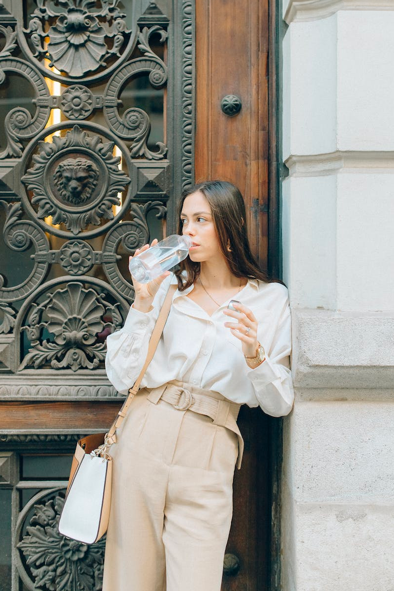 Nubbo-Mujer-tomando-agua-en-la-calle